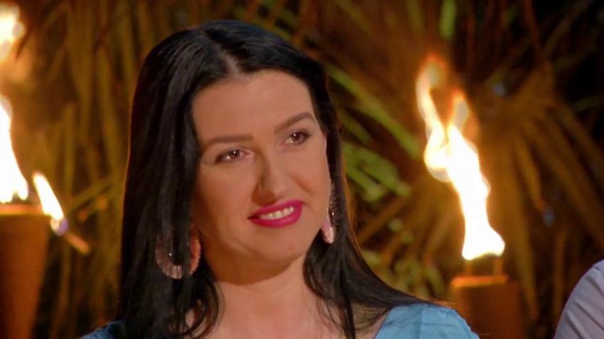 Mirela Baniaș, la ceremonia focului, în cadrul emisiunii „Insula iubirii”