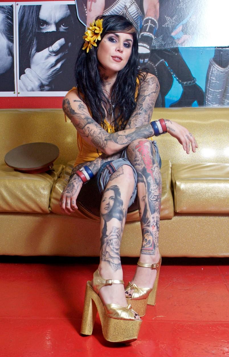 kat von d pe o canapea cu multe tatuaje la vedere