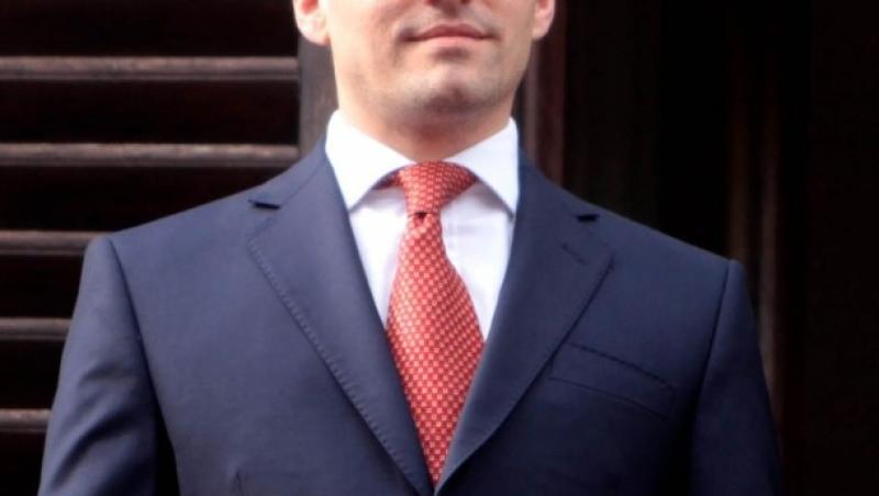 Nicolae al României, purtând sacou, cămașă și cravată, în anul 2014