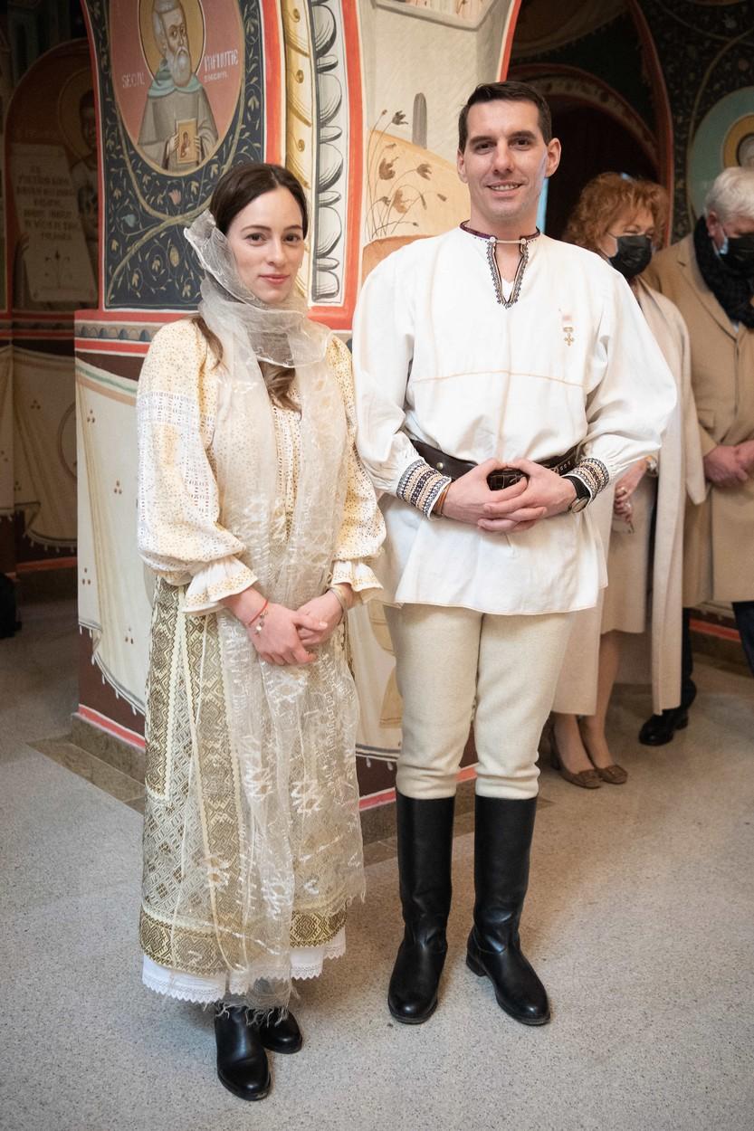 Fostul Principe Nicolae, împreună cu soția lui Alina Binder, purtând costume populare la botezul fiicei lor,  Maria-Alexandra