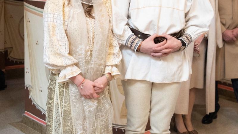 Fostul Principe Nicolae, împreună cu soția lui Alina Binder, purtând costume populare la botezul fiicei lor,  Maria-Alexandra