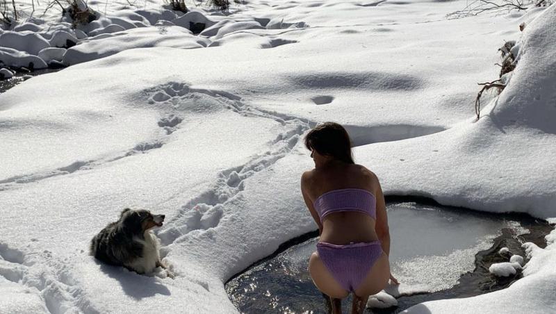 Helena Christensen s-a fotografiat alături de câinele ei, Kuma, în zăpadă