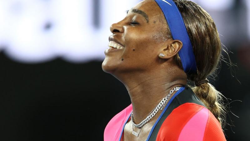 Serena Williams pe terneul de tenis, fericită, după victoria împotriva Simonei Halep