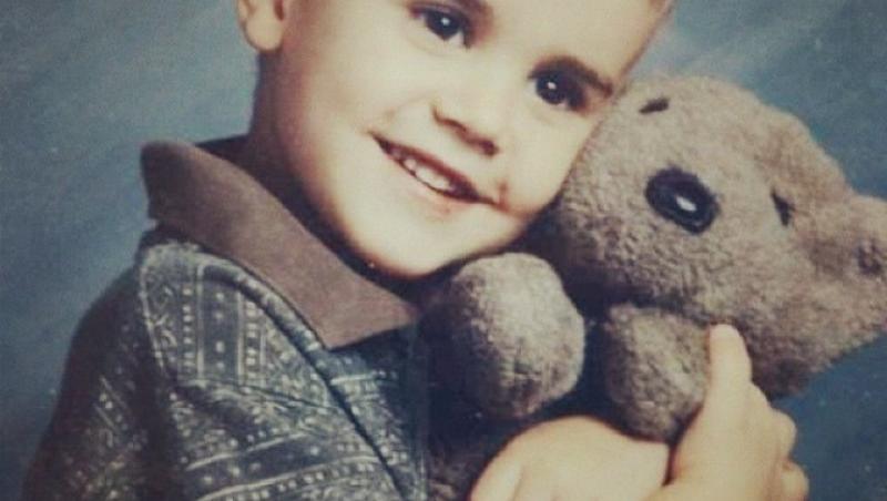 Justin Bieber când era mic, ține în brațe un ursuleț de pluș