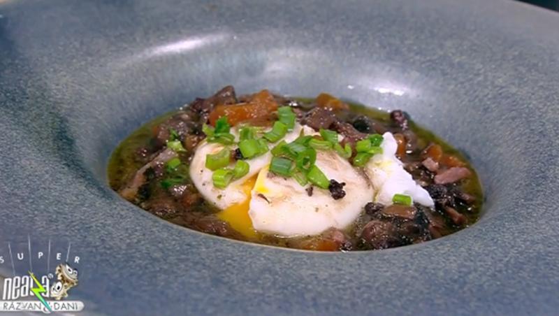 Ou poșat într-un delicios sos de legume cu vin roșu, gătit de Chef Nicolai Tand la Neatza