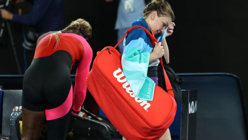 Simona Halep se retrage la vestiare după ce a pierdut meciul cu Serena Williams, la Australian Open 2021.