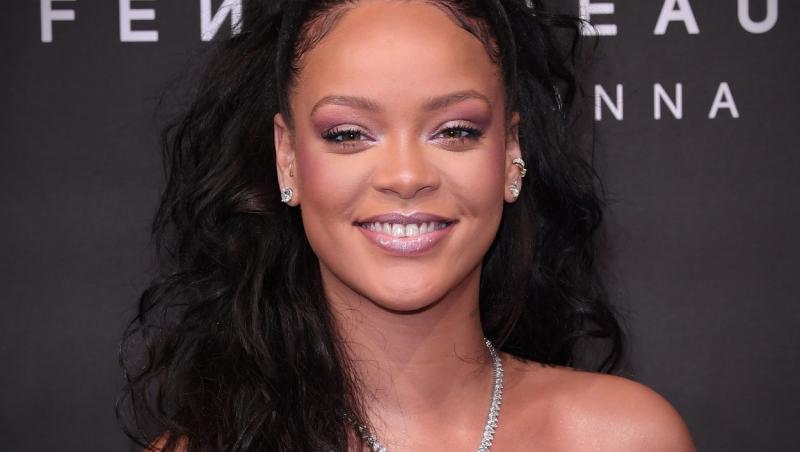 Rihanna, dezgolită în fața camerei și plină de mărgele. Cântăreața și-a acoperit bustul doar cu mâinile