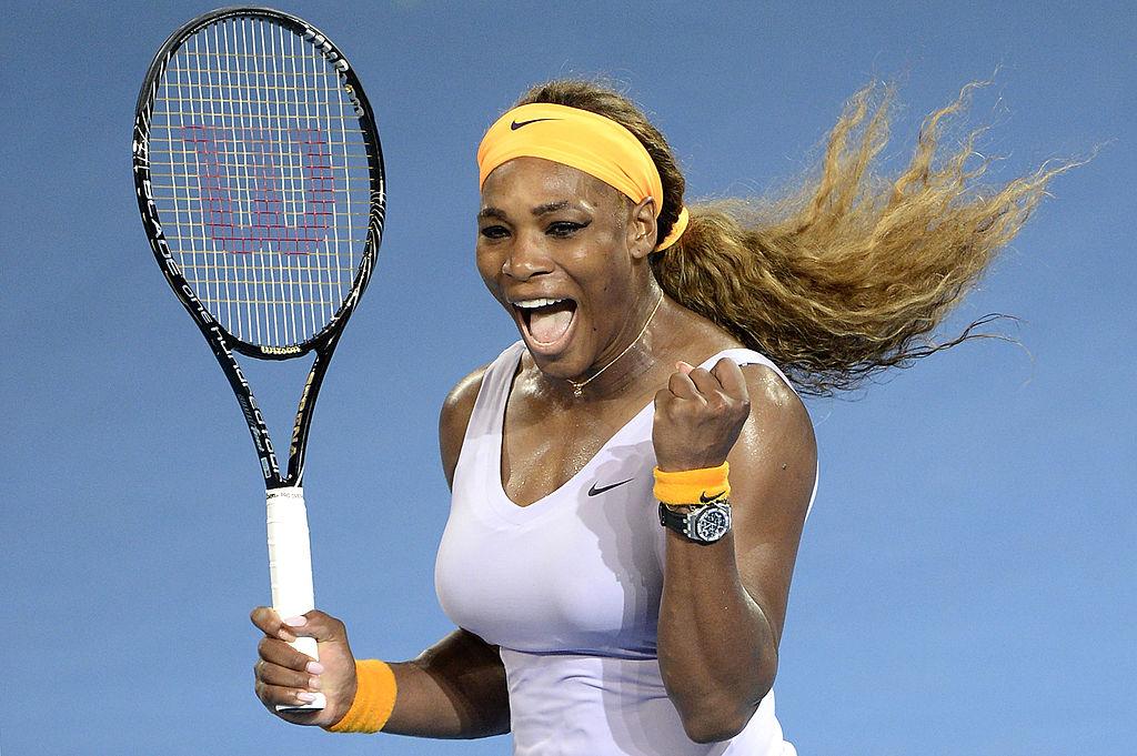 Serena Williams, într-o ținută albă, pe terenul de tenis