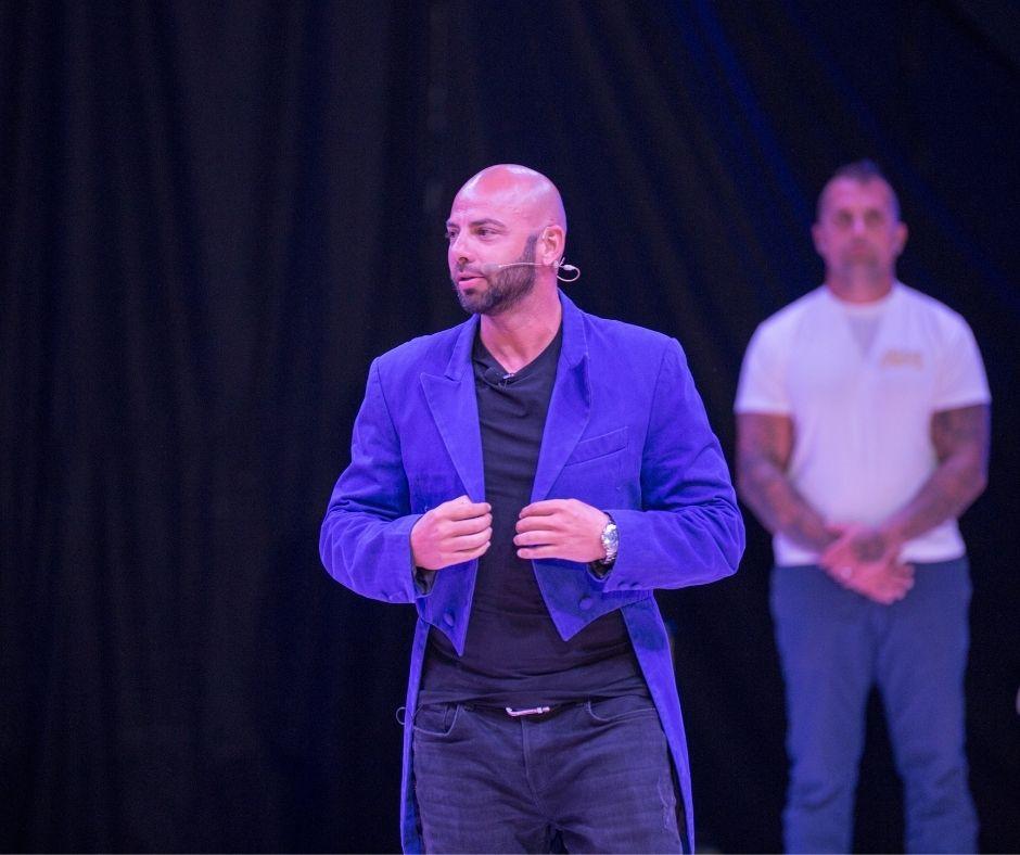 Giani Kiriță intr-un sacou albastru pe scena circului Bellucci