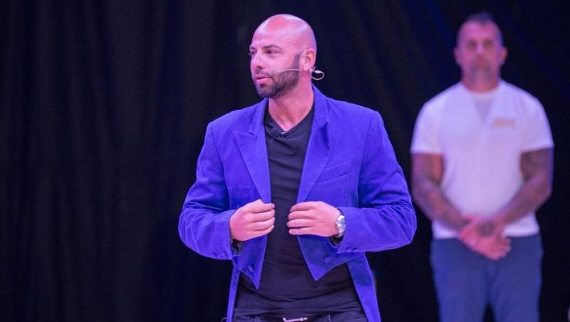 Giani Kiriță intr-un sacou albastru pe scena circului Bellucci