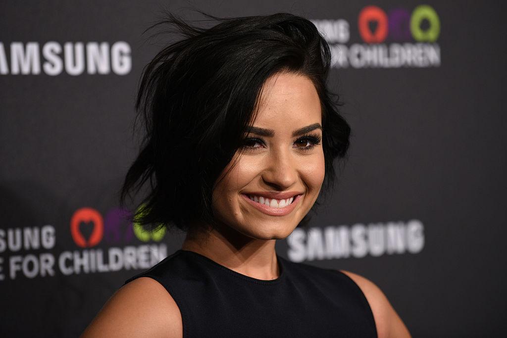 Demi Lovato, într-un maiou negru