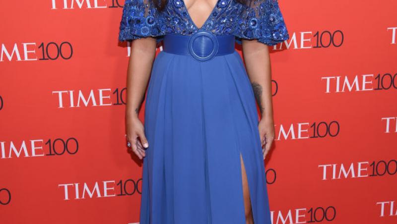 Demi Lovato, într-o rochie albastră, lungă, decoltată