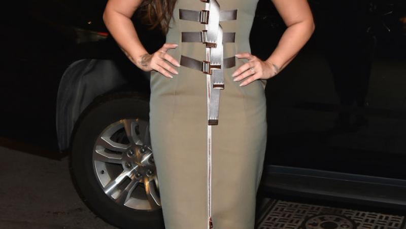 Demi Lovato, într-o rochie kaki, decoltată