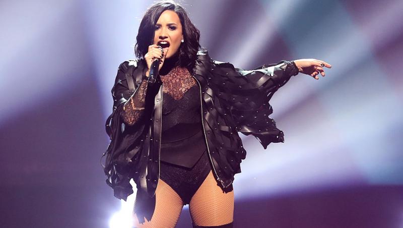 Demi Lovato, pe scenă, într-o ținută neagră