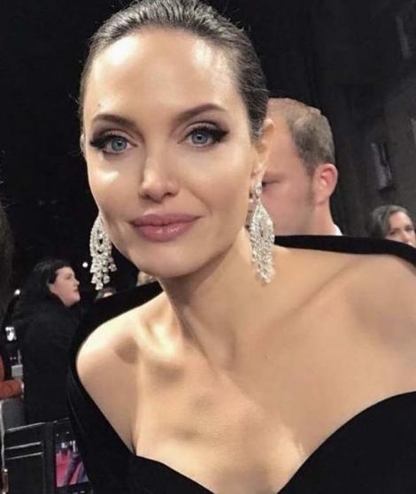 Angelina Jolie are o sosie despre care nu știe multă lume. Cum arată Mara Teigen, femeia care îi seamănă leit