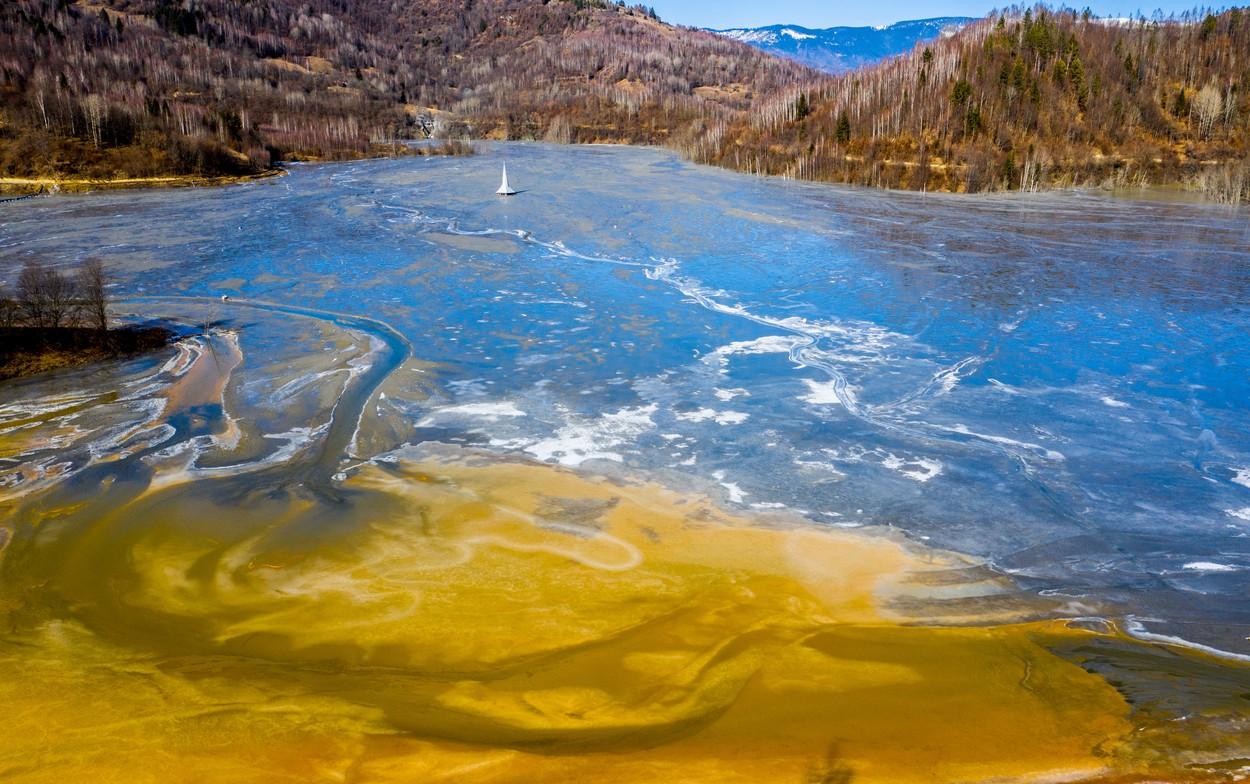 lacul care acopera satul geamana din alba, romania