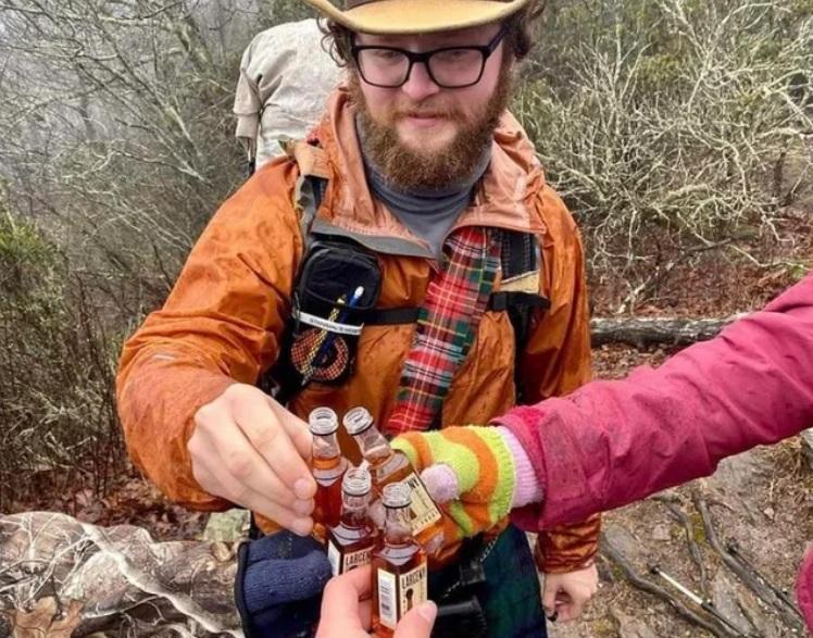 C&acirc;te persoane sunt &icirc;n această poză? Iluzia optică a devenit virală pe internet. Care e răspunsul