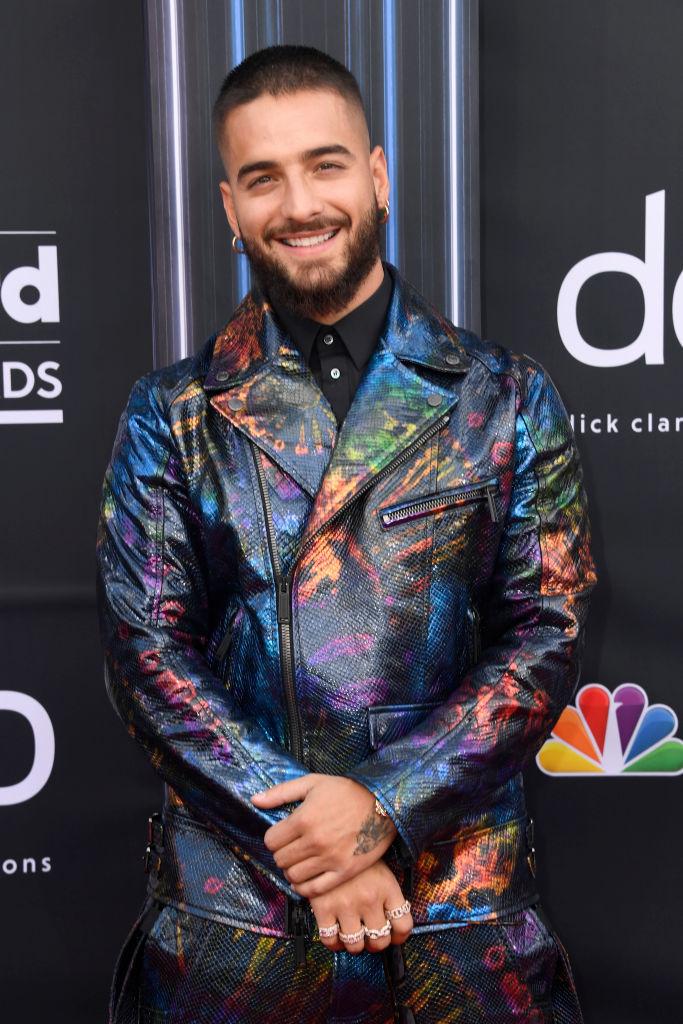 Maluma intr-un sacou multicolor