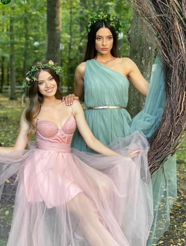 Mara Oprea și Oana Moșneagu, în rochii de prințese