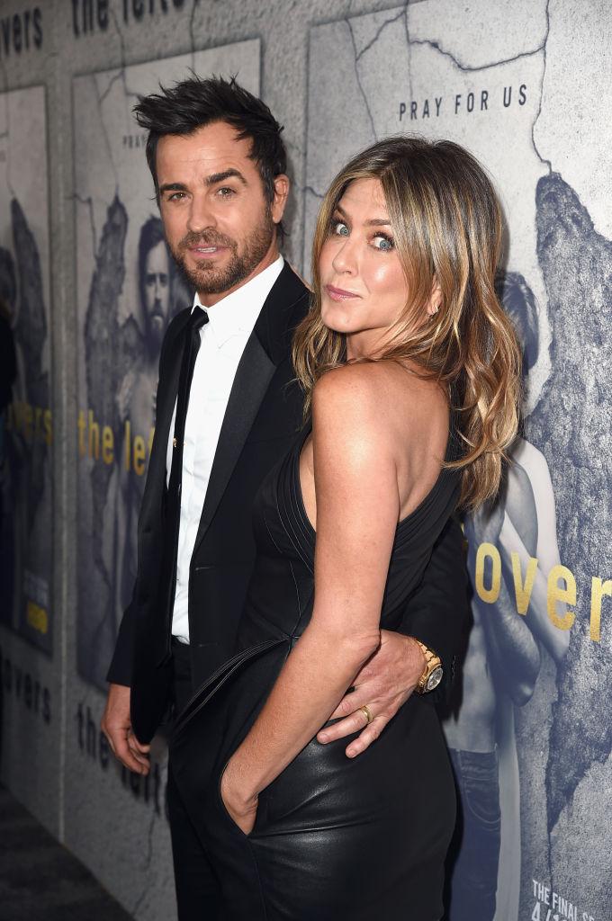 Jennifer Aniston și Justin Theroux imbracati in haine negre