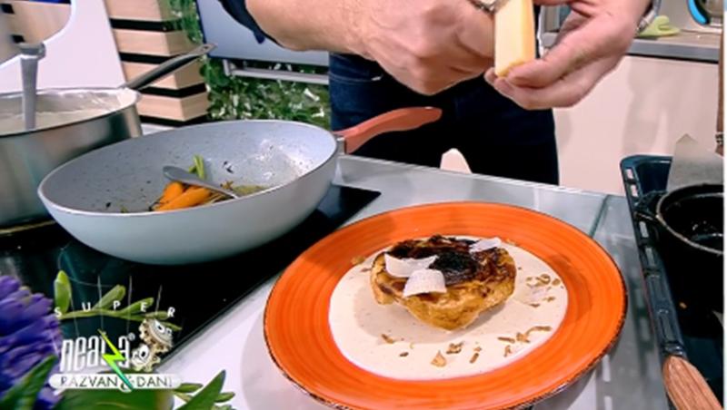 O porție de ceapă confiată învelită în aluat foietaj cu sos de parmezan, pregătită de Chef Nicolai Tand la Neatza