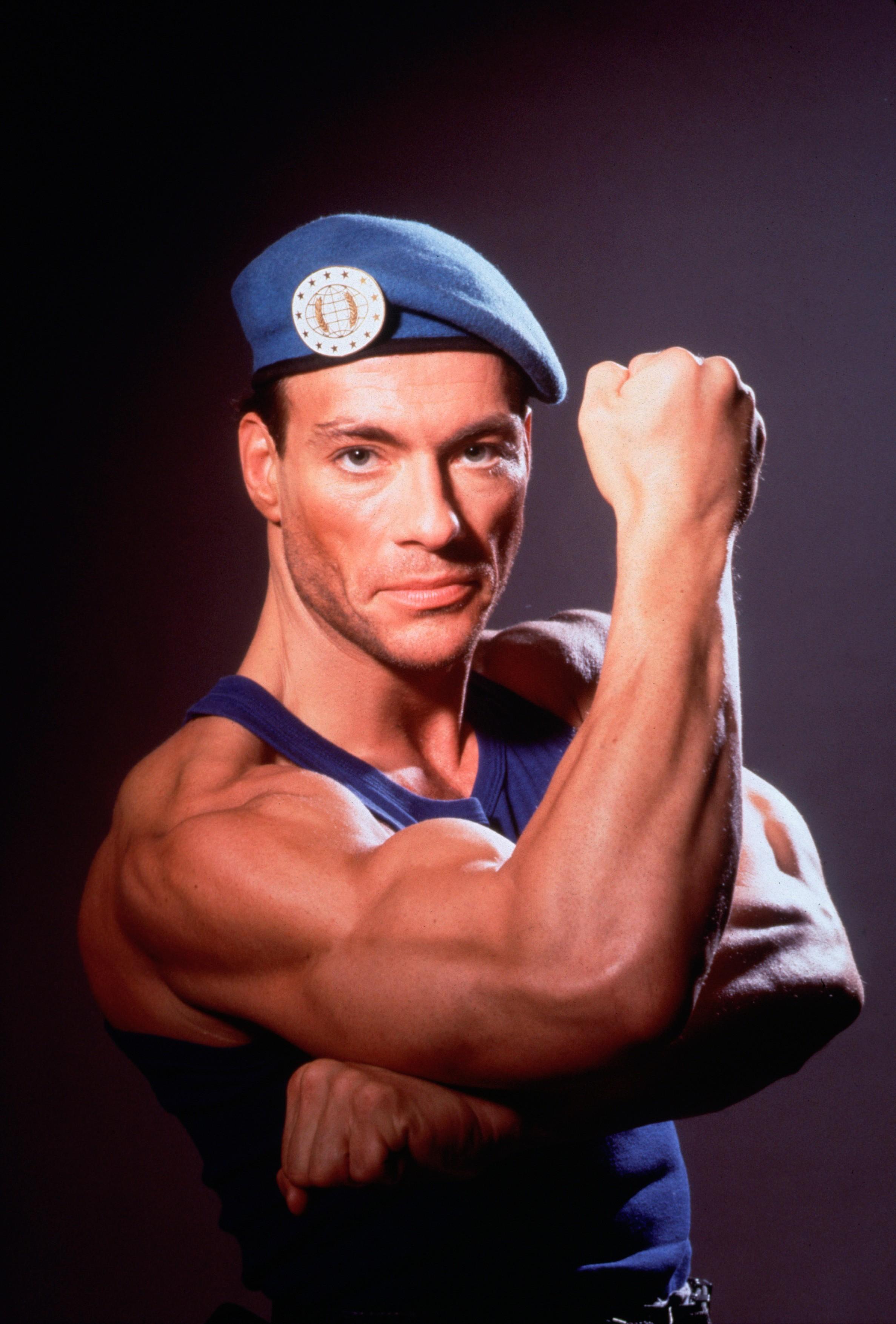 Jean Claude Van Damme cu bereta albastra