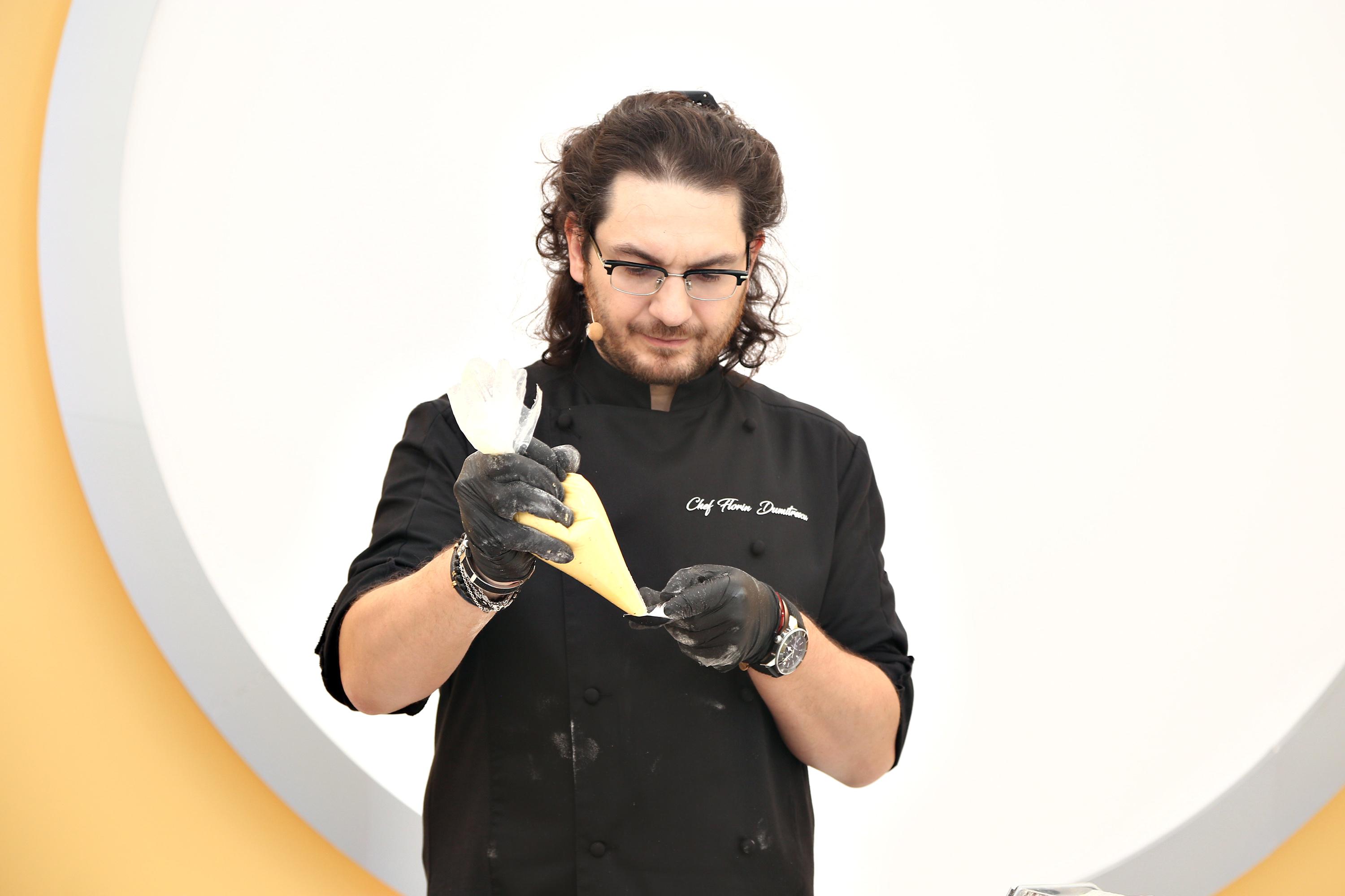 Florin Dumitrescu gătind în sezonul 8 al emisiunii „Chefi la cuțite”