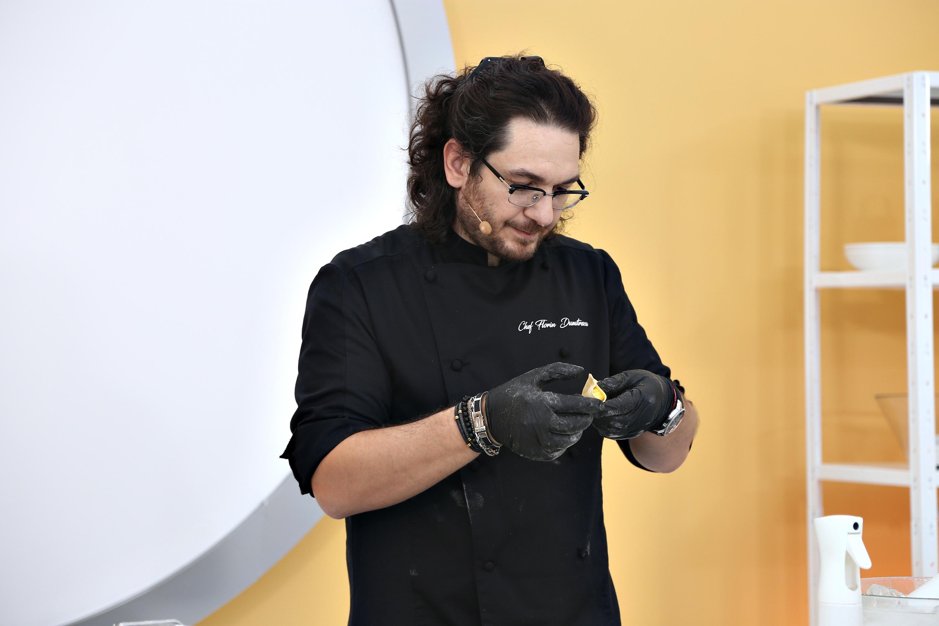 Florin Dumitrescu gătind în sezonul 8 al emisiunii „Chefi la cuțite”