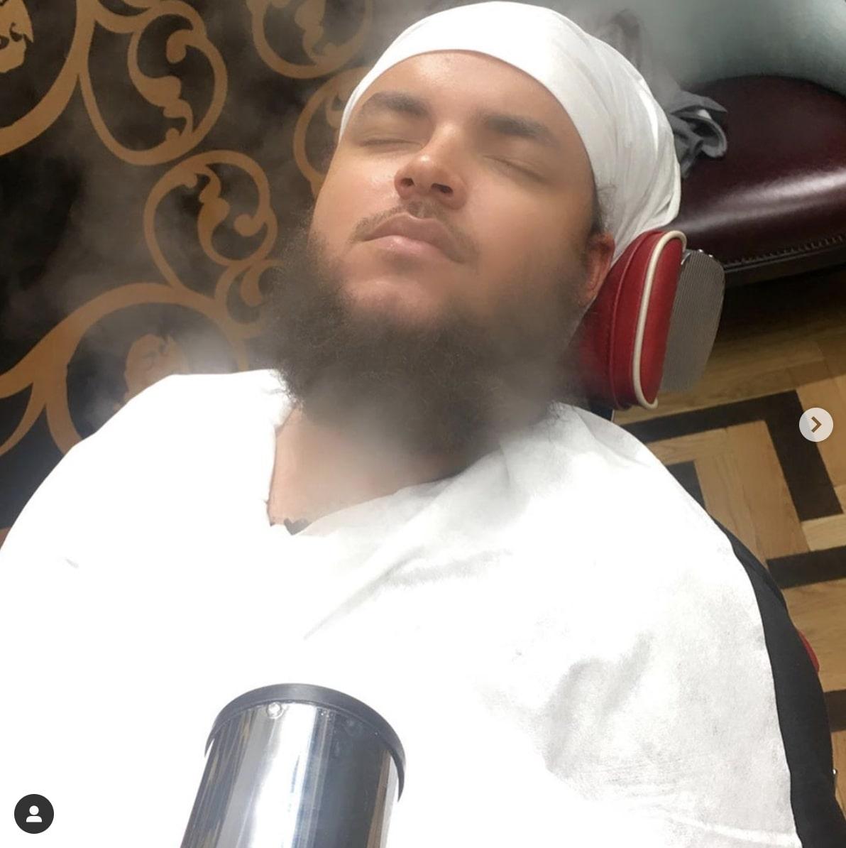 Connor Cruise la spa, imbracat in alb