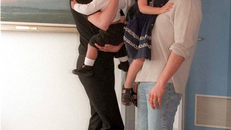 Nicole Kidman și Tom Cruise l-au adoptat pe Connor în 1995