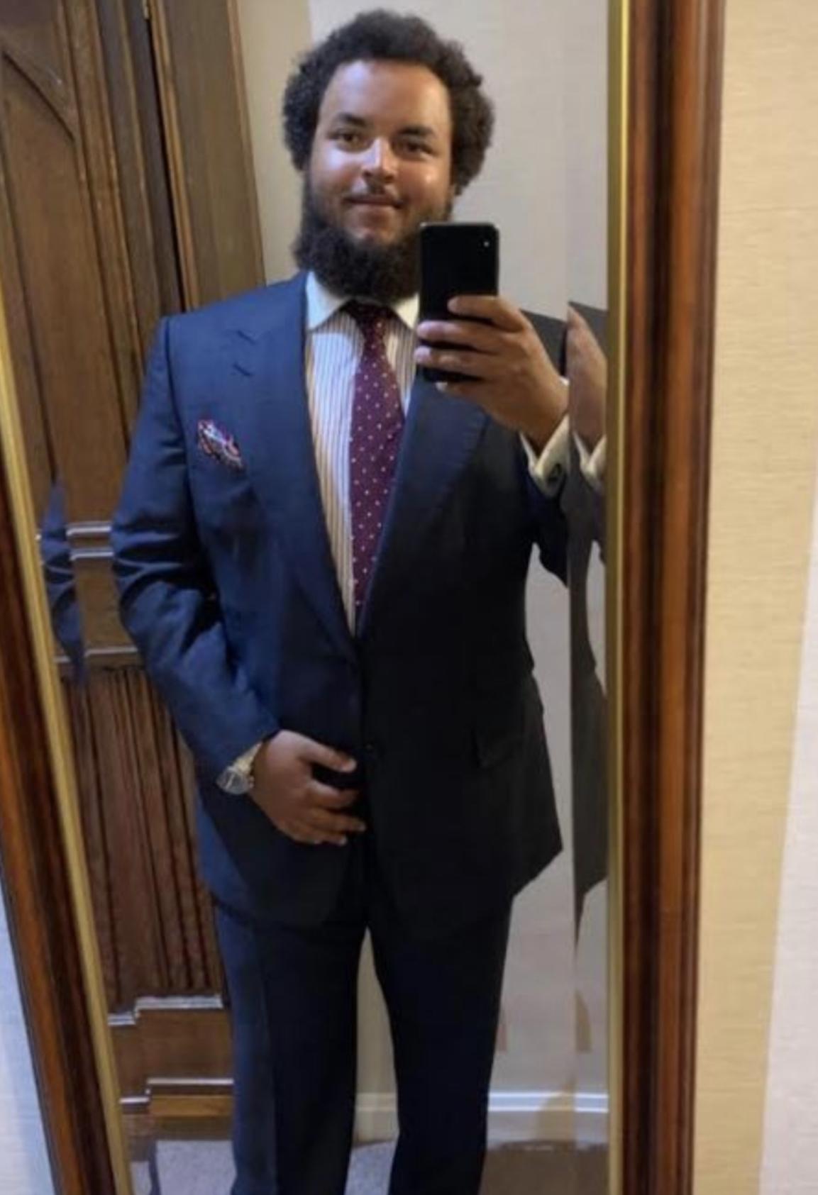 Connor Cruise, selfie in oglinda, costum albastru