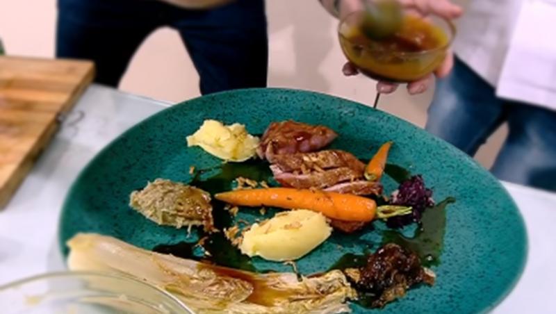 Plating cu piept de rață cu sos de citrice și garnitură de varză roșie cu piure de vinete, pregătit de Chef Nicolai Tand.