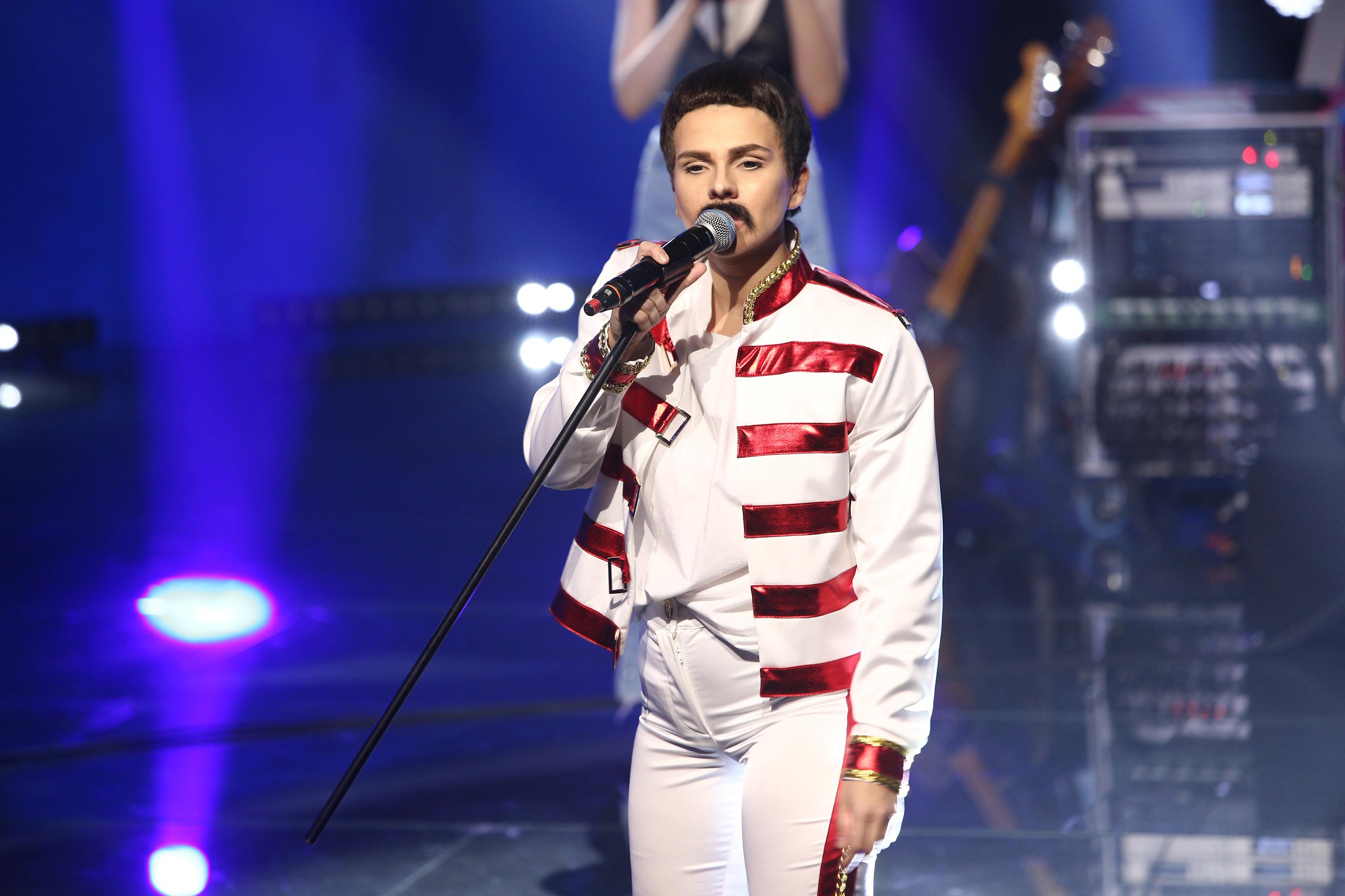 Cristina Vasiu, surpriză de proporții mari pe scenă, transformată în Freddie Mercury