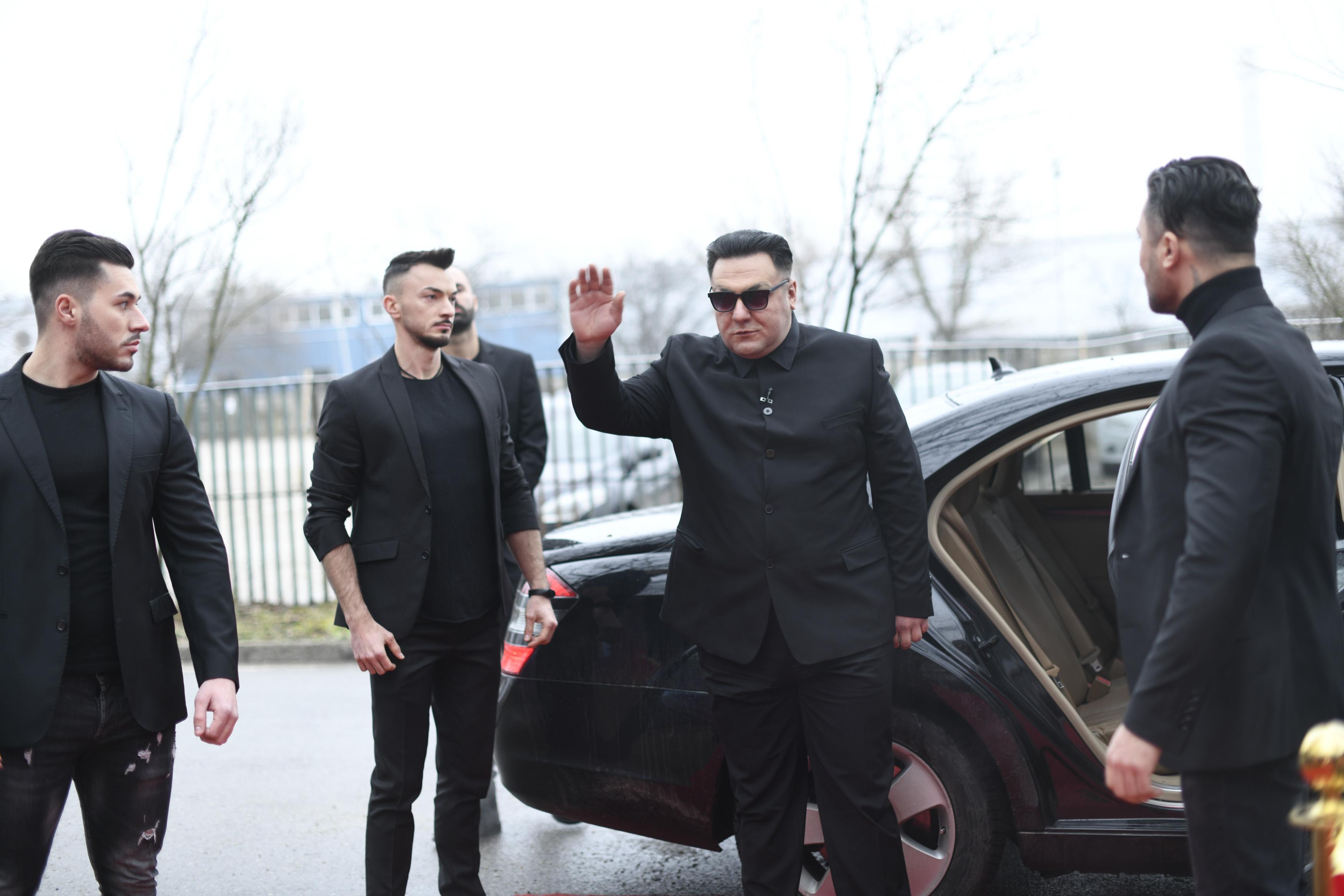 Gabi Ciocan costumat în Kim Jong Un și gărzile sale de corp