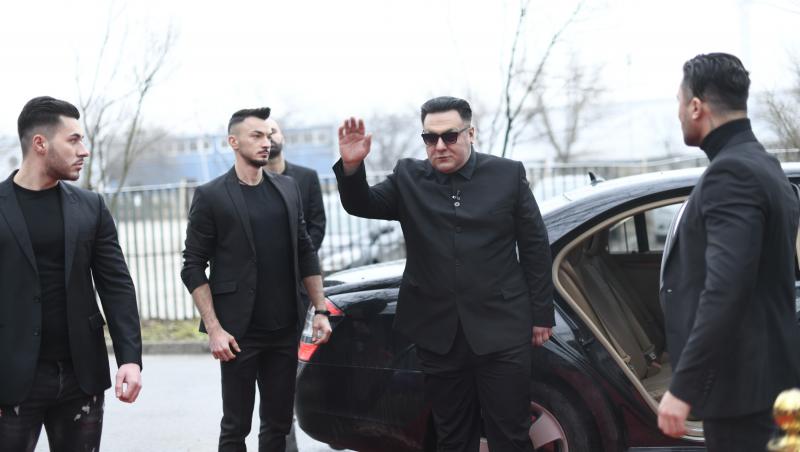Gabi Ciocan costumat în Kim Jong Un și gărzile sale de corp
