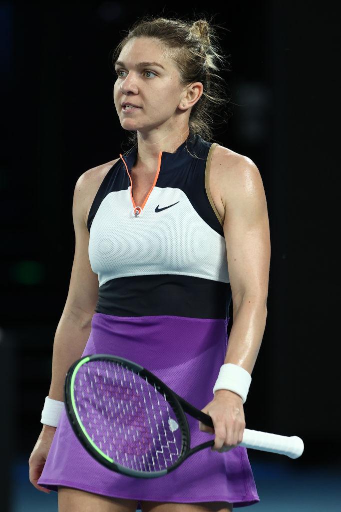 Simona Halep intr-o bluza alba si fusta mov, iar în mana tine paleta de tenis