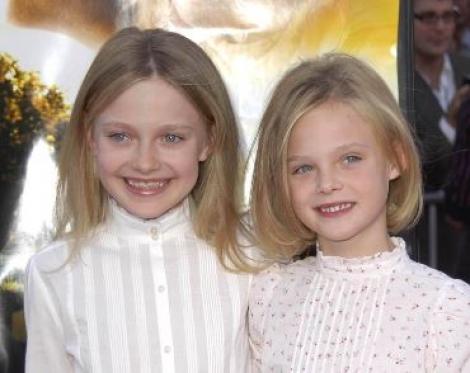 Elle și Dakota Fanning sunt cele mai cunoscute fetițe de la Hollywood. Cum arată acum cele două surori aproape identice