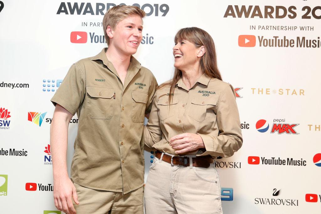 Robert Irwin, în 2019, într-o cămașă kaki, alături de mama sa