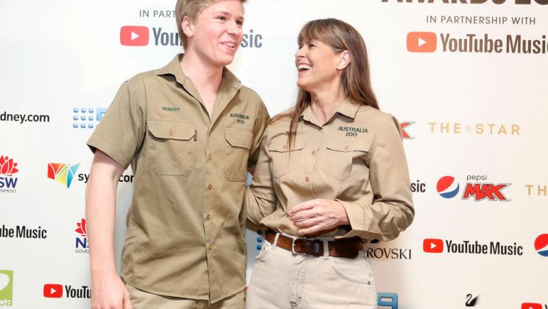 Robert Irwin, în 2019, într-o cămașă kaki, alături de mama sa
