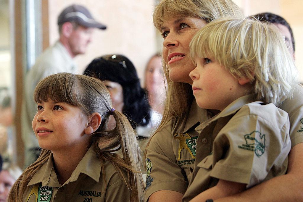 Bindi și Robert Irwin, în copilărie, alături de mama lor