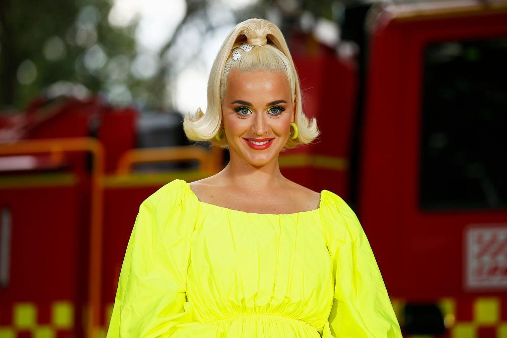 Katy Perry intr-o rochie galbenă, are părul prins