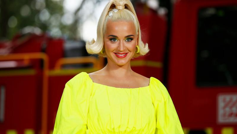 Katy Perry intr-o rochie galbenă, are părul prins