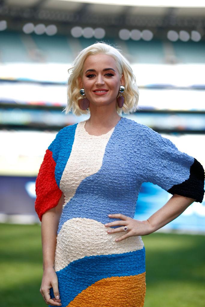 Katy Perry intr-o rochie colorată