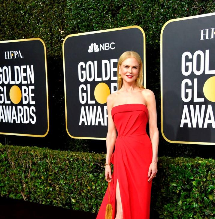Nicole Kidman intr-o rochie roșie, cu crăpătură pe picior