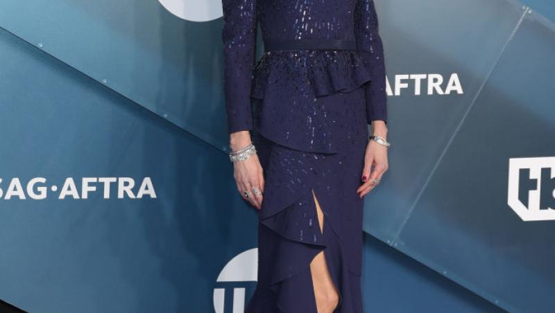 Nicole Kidman într-o rochie albastră, lungă și cu crăpătură pe picior
