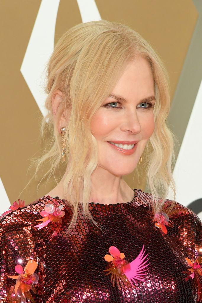Nicole Kidman intr-o rochie roșie din paiete, cu părul prins în coadă de cal