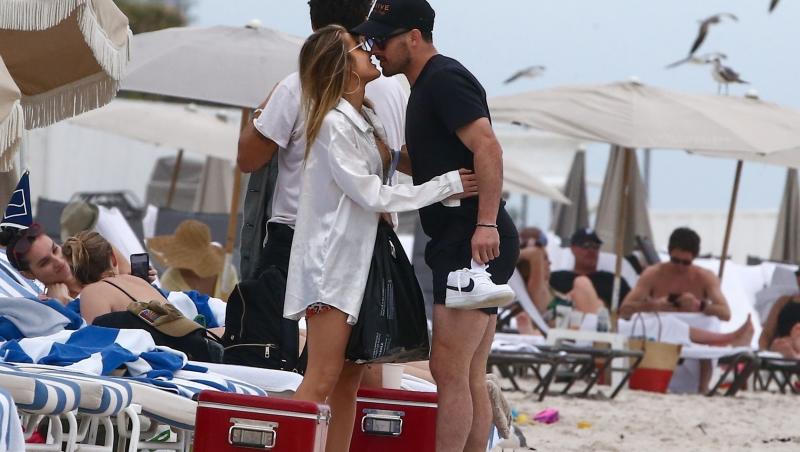 Danny Amendola a fost fotografiat alături de iubita sa la plajă în Florida