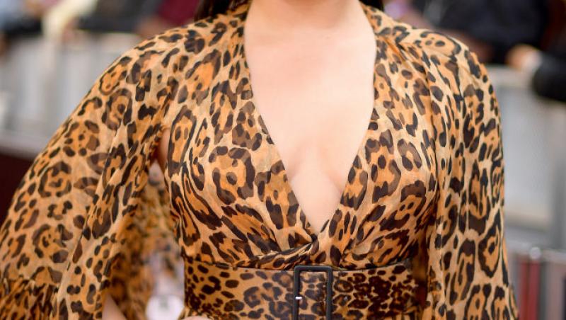 Demi Lovato într-o rochie cu imprimeu de leopard, cu părul pe spate și cercei mari