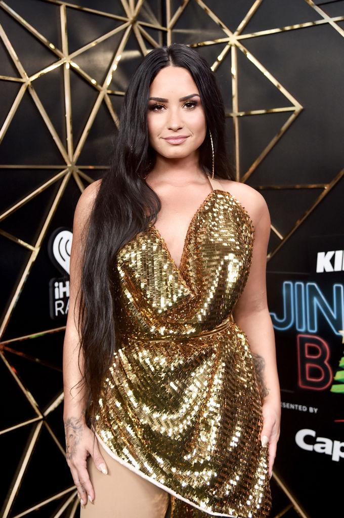 Demi Lovato într-o rochie aurie, scurtă și decoltată