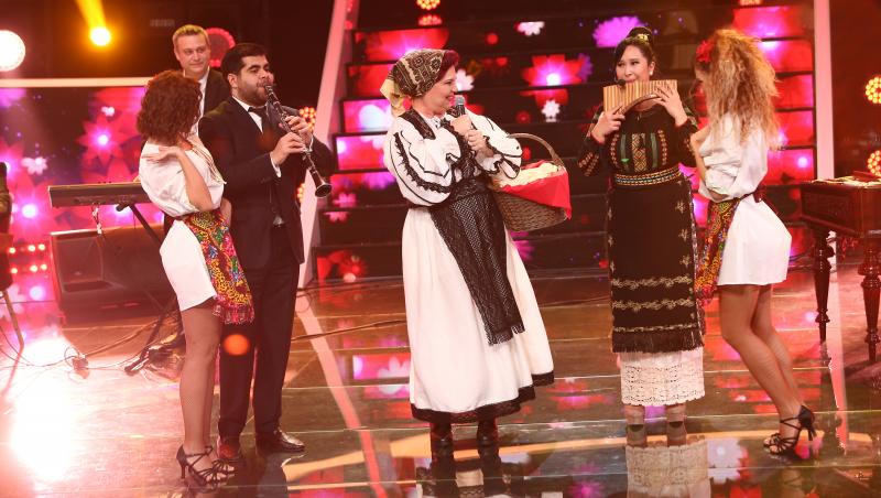Costumată cu o superbă ținută populară, Emilia Popescu a pășit pe scenă în ediția 4 a emisiunii „Te cunosc de undeva”, sezonul 16